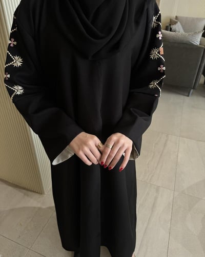 عباية تطريز بيج مع وردي الكم قلاب نص كلوش - كريب و...