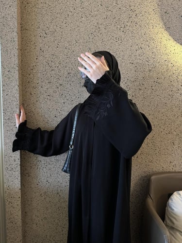 عباية الكم كسرات ومطرز اسود نص كلوش - قماش انترنت