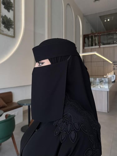 نقاب وسط مطاط مايل مقوى