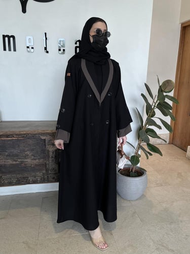 عباية بليزر بني فاتح نص كلوش - قماش كريب واقف