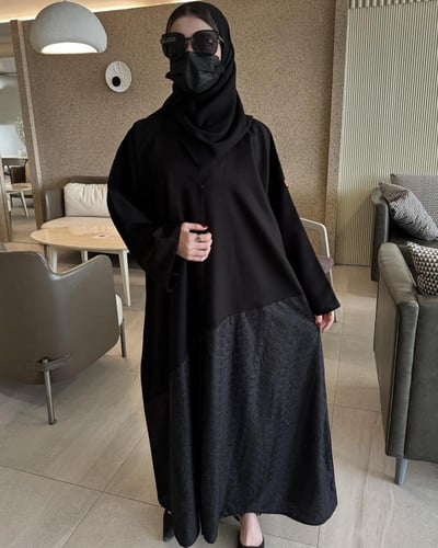 عباية مخرمه من الوسط نص كلوش - قماش كريب واقف