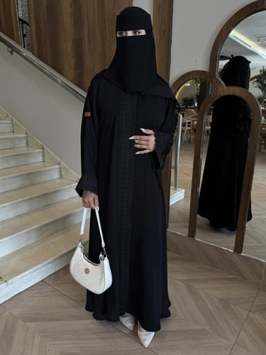 عباية بكلفة سوداء بالكم والوسط قماش انترنت - كلوش