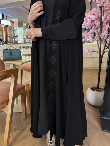 عباية الكم استرتش بتطريز اسود دبل كلوش - قماش ملكي