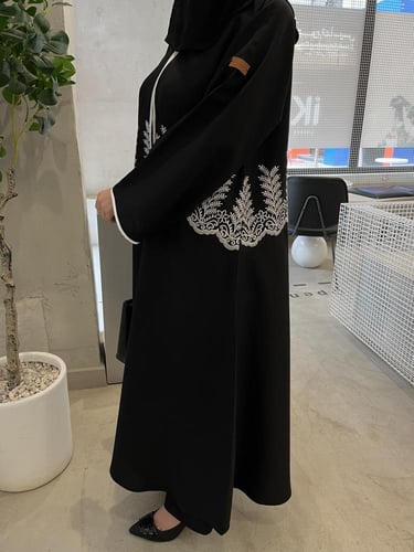 عباية أطراف وتطريز ابيض نص كلوش - قماش كريب واقف