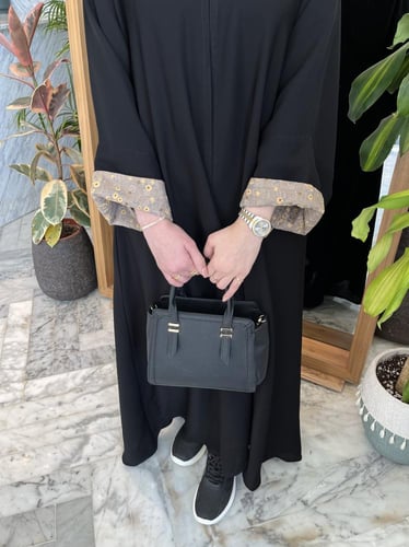 عباية الكم قلاب بيج مورد بـ اصفر نص كلوش - قماش ان...