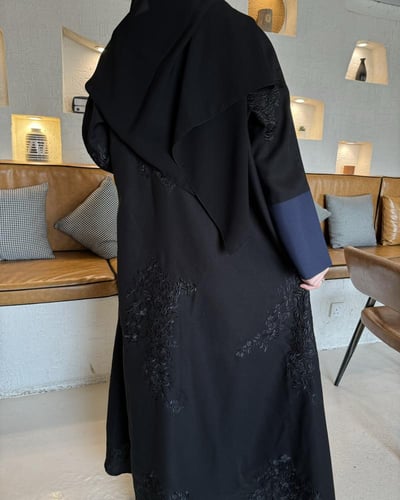 عباية تطريز اسود والكم كحلي نص كلوش - قماش كريب وا...