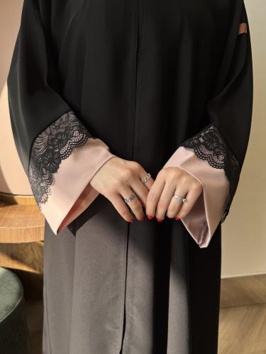 عباية دانتيل مع كم وردي نص كلوش - قماش انترنت