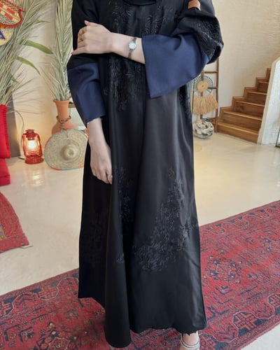 عباية تطريز اسود والكم كحلي نص كلوش - قماش كريب وا...