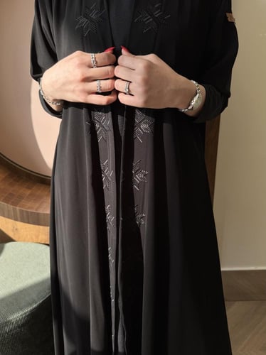 عباية الكم استرتش بتطريز اسود دبل كلوش - قماش ملكي