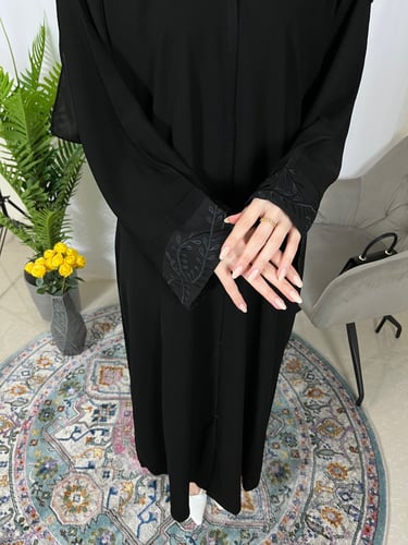 عباية كم مربع واسع تطريز اسود - قماش ملكي