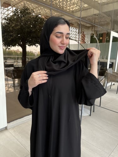 عباية مخططه اسود نص كلوش - قماش ملكي