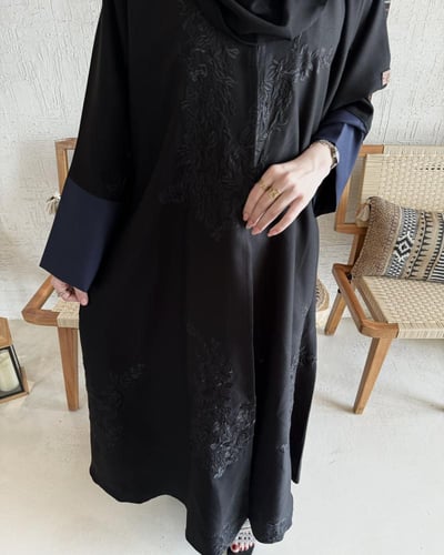 عباية تطريز اسود والكم كحلي نص كلوش - قماش كريب وا...