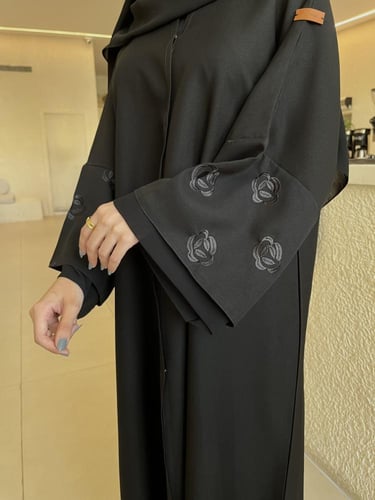 عباية بتطريز اسود وشيفون ربع كلوش - قماش كريب واقف