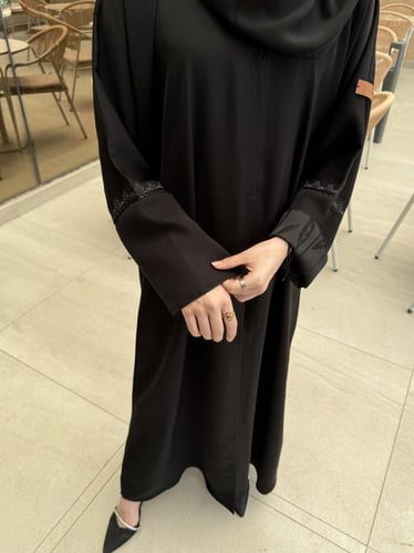 عباية الكم مطرز اسود قلاب - قماش انترنت