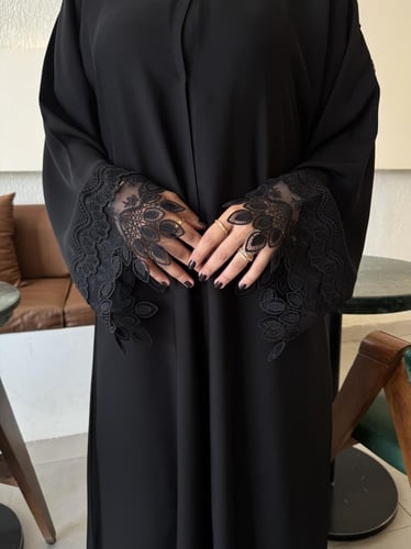 عباية الكم بكلفة سوداء نص كلوش - قماش انترنت