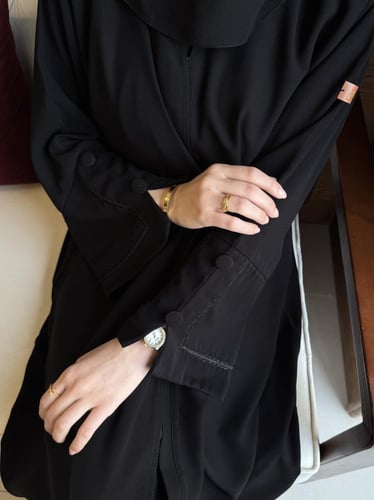 عباية الكم تطريز مع ازرار نص كلوش - قماش ملكي