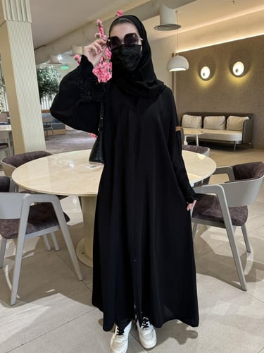 عباية الكم كسرات ومطرز اسود نص كلوش - قماش انترنت