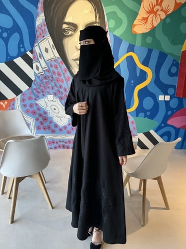 عباية تطريز فراشات اسود نص كلوش - قماش كريب واقف