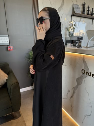 عباية الكم والظهر لماع نص كلوش - قماش كريب واقف