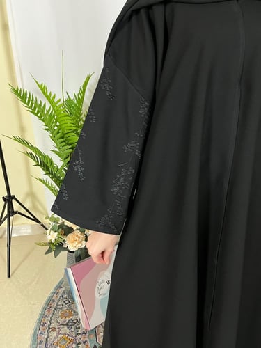 عباية تطريز غصن اسود نص كلوش -قماش كريب