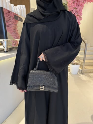 عباية تطريز اسود هدب بالكم نص كلوش - قماش كريب واق...