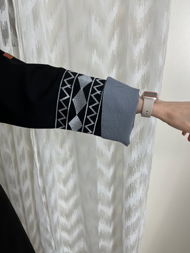 عباية تطريز رمادي الكم مفتوح - قماش كريب