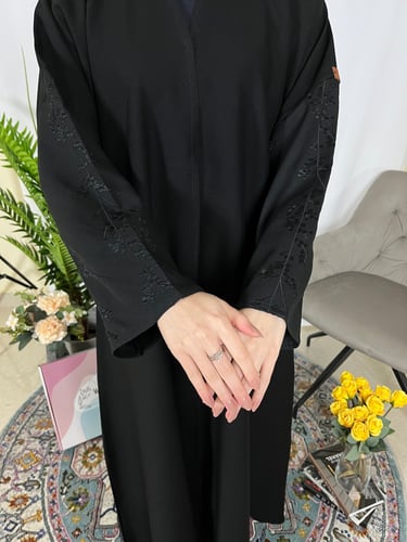 عباية تطريز غصن اسود نص كلوش -قماش كريب