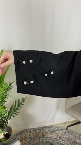 عباية لؤلؤ وخرز على الكم - قماش انترنت