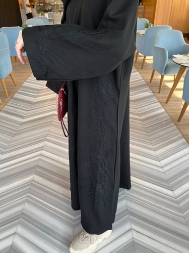 عباية تطريز اسود من الجانبين نص كلوش - قماش كريب