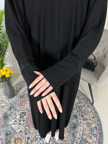 عباية كم قلاب رمادي تطريز اسود - قماش كريب امريكي