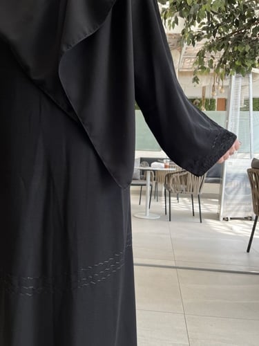 عباية مخططه اسود نص كلوش - قماش ملكي
