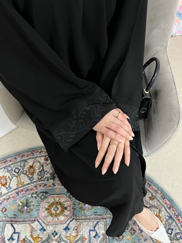 عباية كم مربع واسع تطريز اسود - قماش ملكي