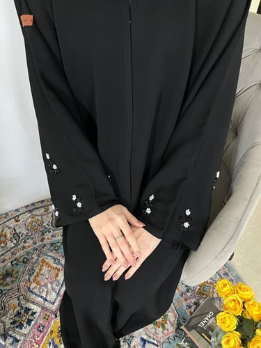 عباية لؤلؤ وخرز على الكم - قماش انترنت