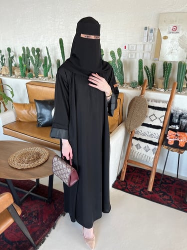 عباية كلوش مقفله بجيوب - قماش بلاك بيري