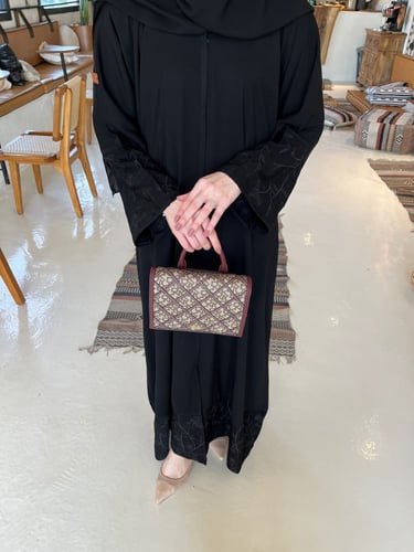 عباية تطريز بالاكمام واسفل - قماش ملكي