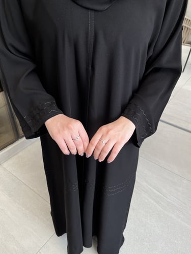 عباية مخططه اسود نص كلوش - قماش ملكي