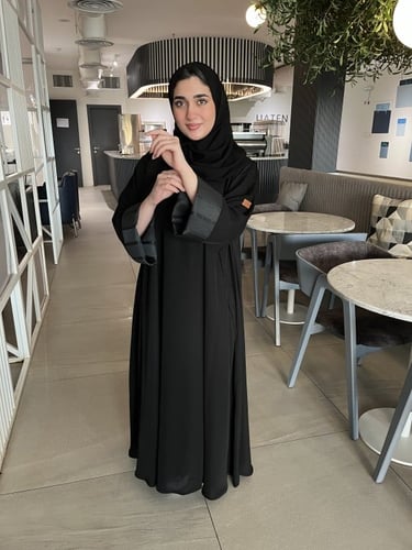 عباية كلوش مقفله بجيوب - قماش بلاك بيري