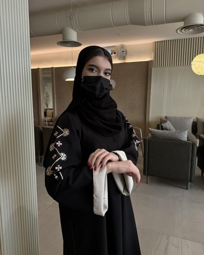 عباية تطريز بيج مع وردي الكم قلاب نص كلوش - كريب و...