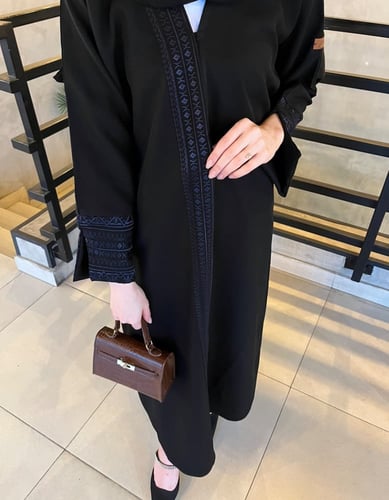 عباية تطريز كحلي اكمام مفتوحه - قماش كريب