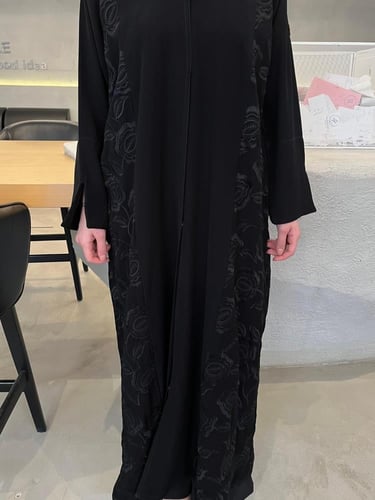 عباية الكم مفتوح وتطريز اسود - قماش ملكي