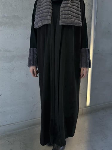 عباية فرو رمادي - قماش شمواء