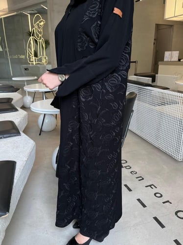 عباية الكم مفتوح وتطريز اسود - قماش ملكي