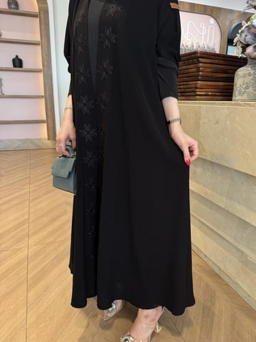 عباية الكم استرتش بتطريز اسود دبل كلوش - قماش ملكي