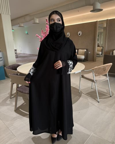 عباية تطريز ابيض مع شيفون بالكم نص كلوش - قماش انت...