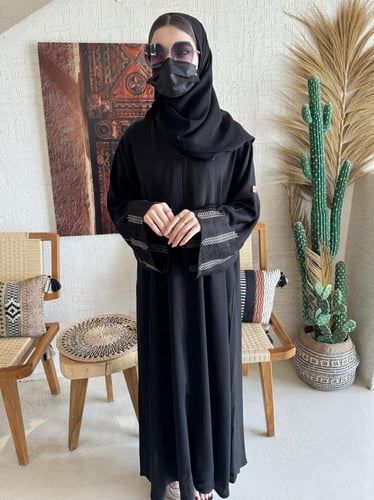 عباية تطريز مع لمعه بالكم - قماش انترنت