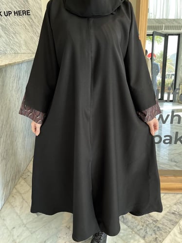 عباية الكم بكلفة ملونة نص كلوش - قماش كريب واقف