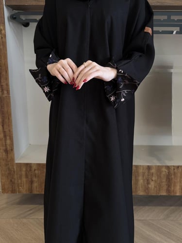 عباية تطريز الكم من الداخل رمادي نص كلوش - قماش كر...