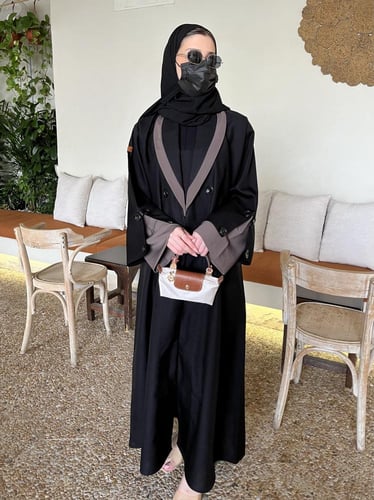 عباية بليزر بني فاتح نص كلوش - قماش كريب واقف