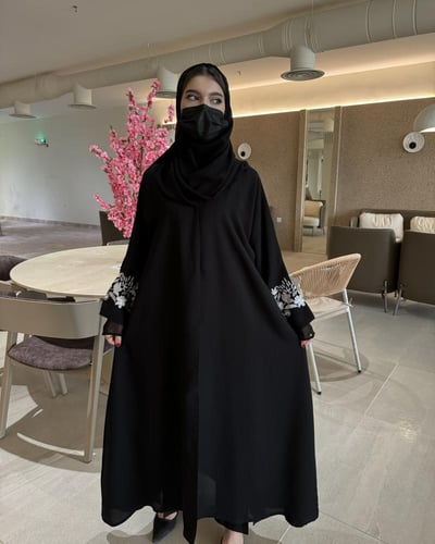 عباية تطريز ابيض مع شيفون بالكم نص كلوش - قماش انت...