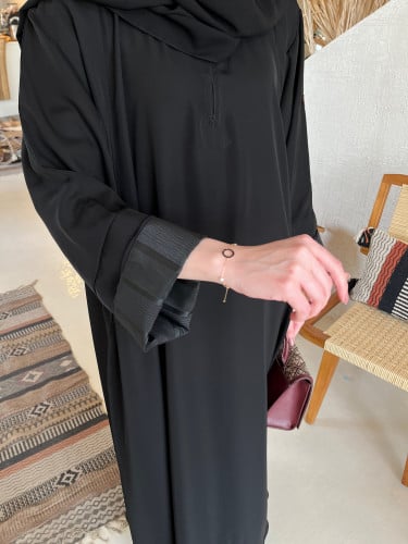 عباية كلوش مقفله بجيوب - قماش بلاك بيري